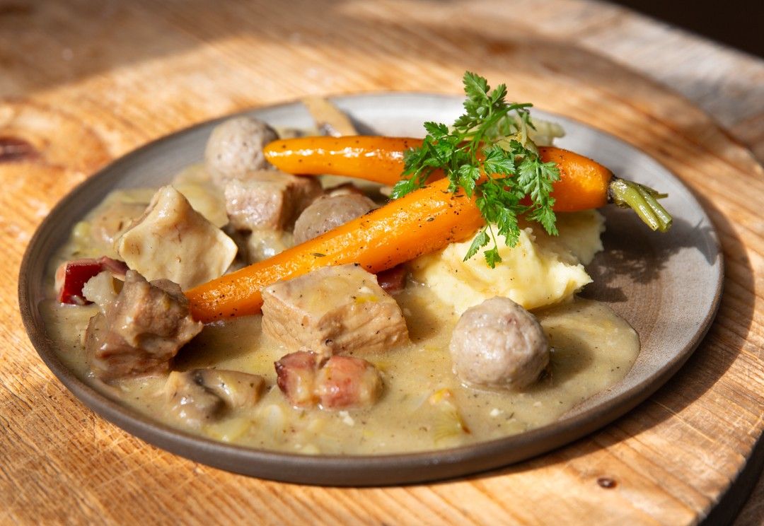 Kalfsfricassee met puree en wortelen