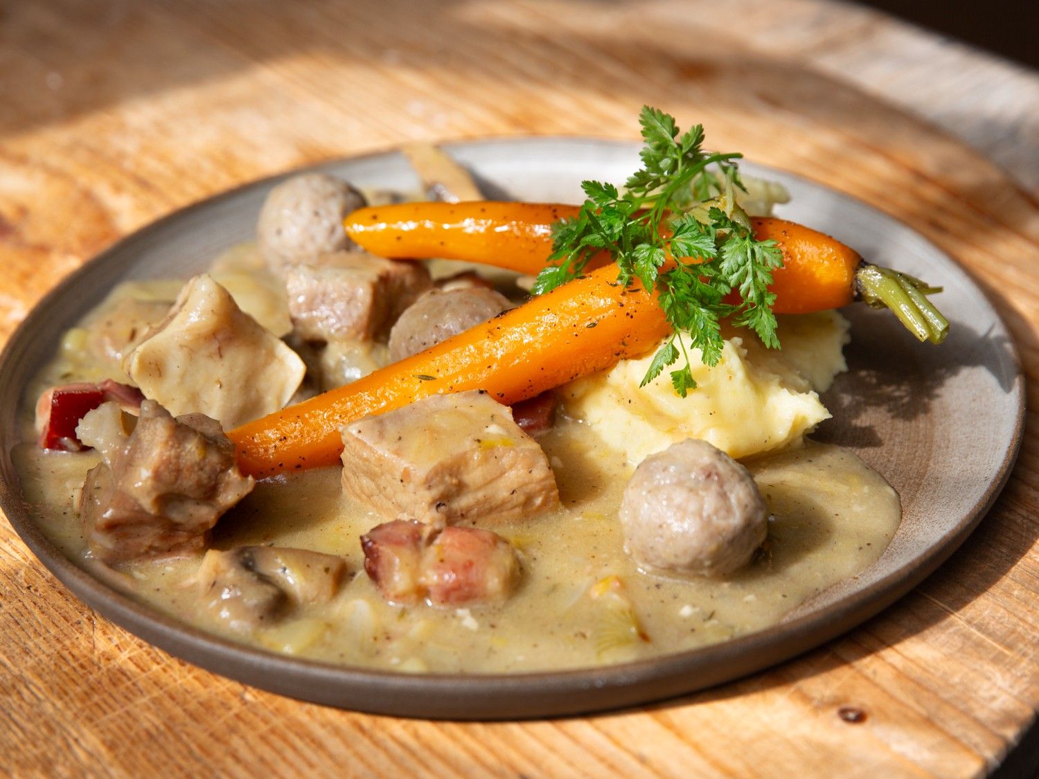 Kalfsfricassee met puree en wortelen