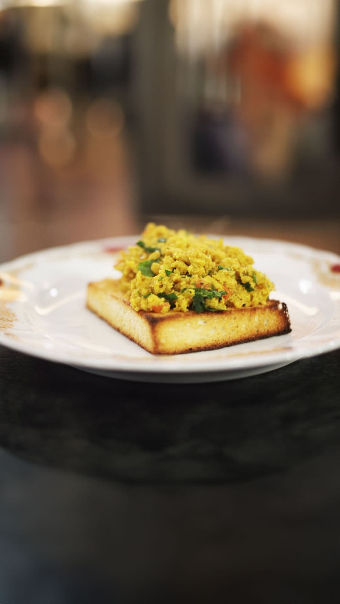 Indiaas roerei met toast