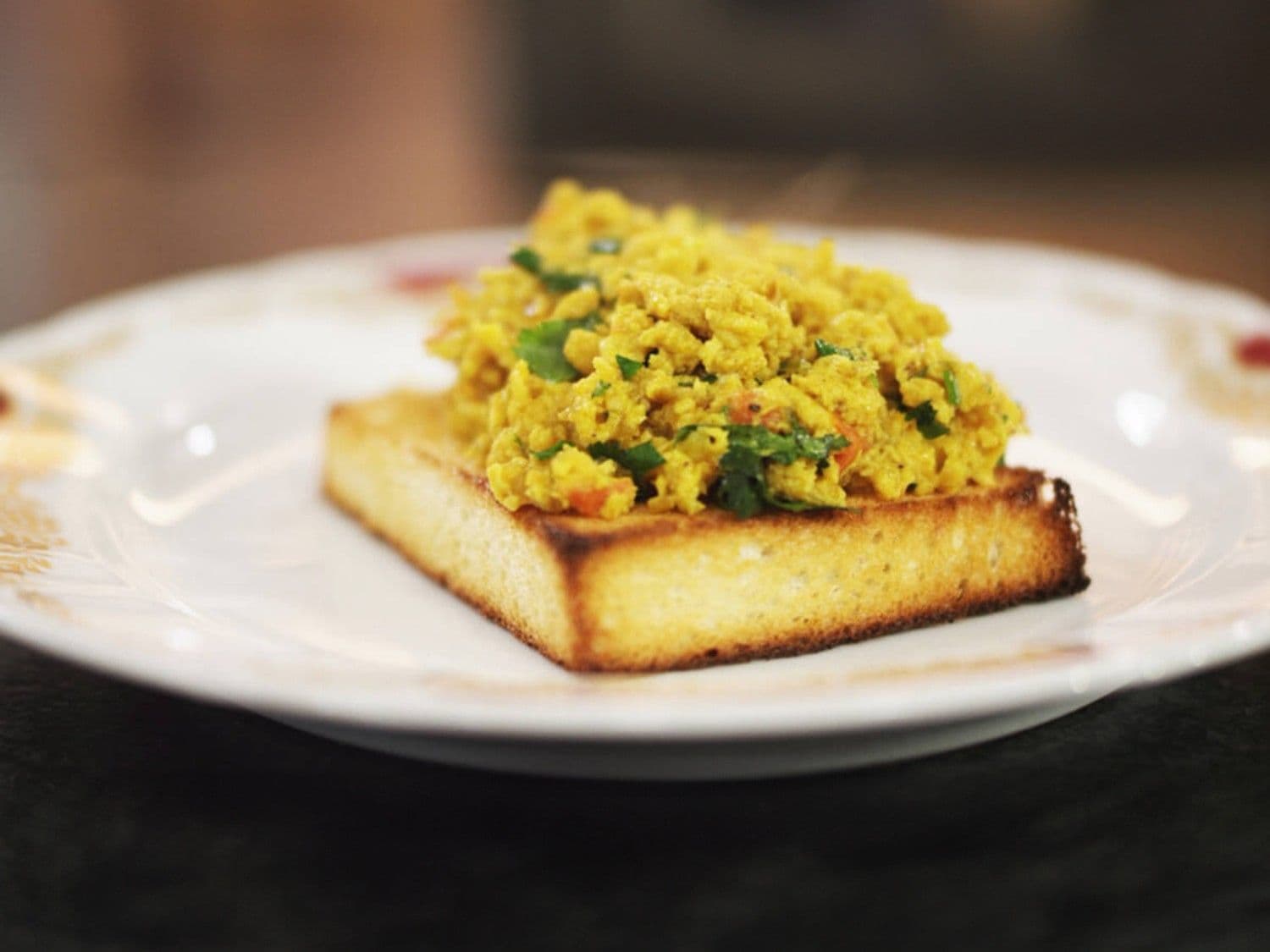 Indiaas roerei met toast