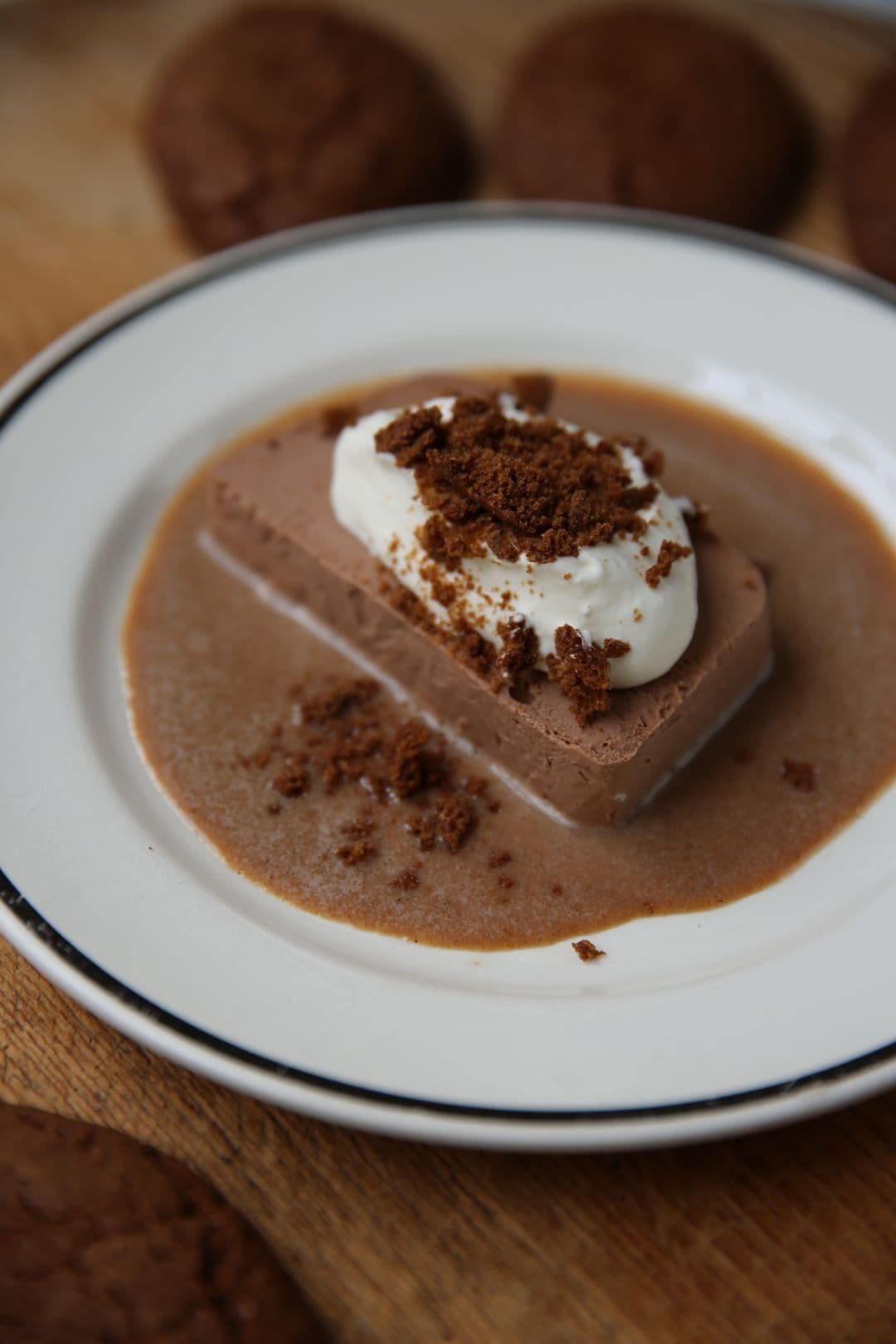 Chocoladeparfait met vanillesaus en Hasseltse speculaas