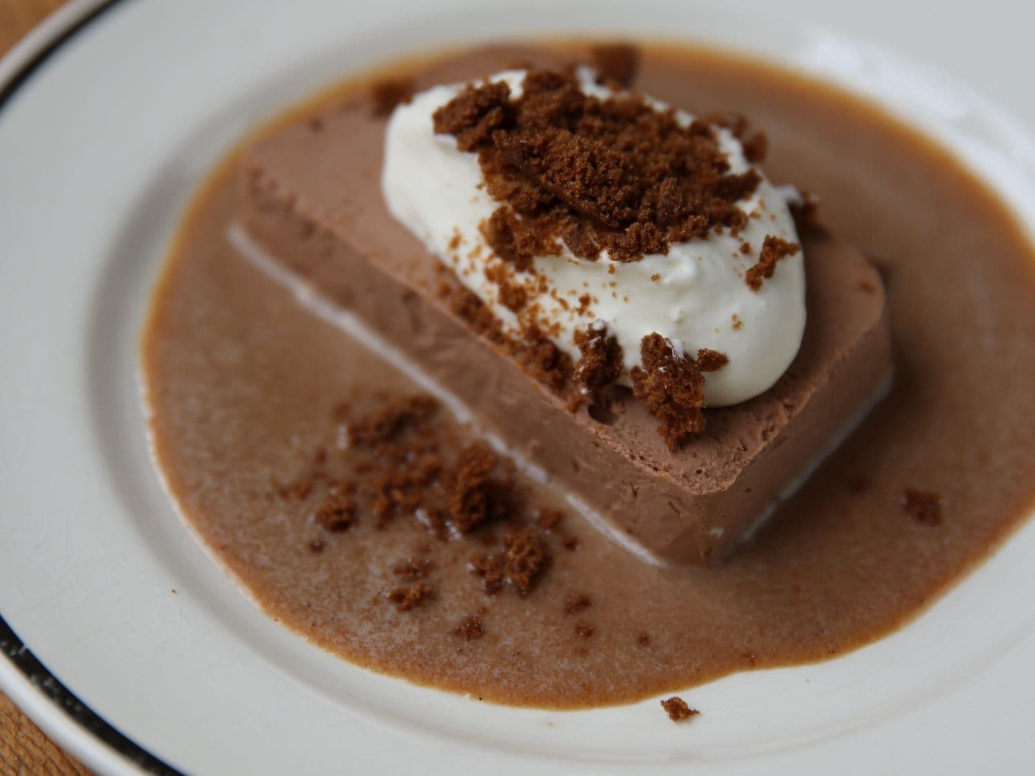 Chocoladeparfait met vanillesaus en Hasseltse speculaas