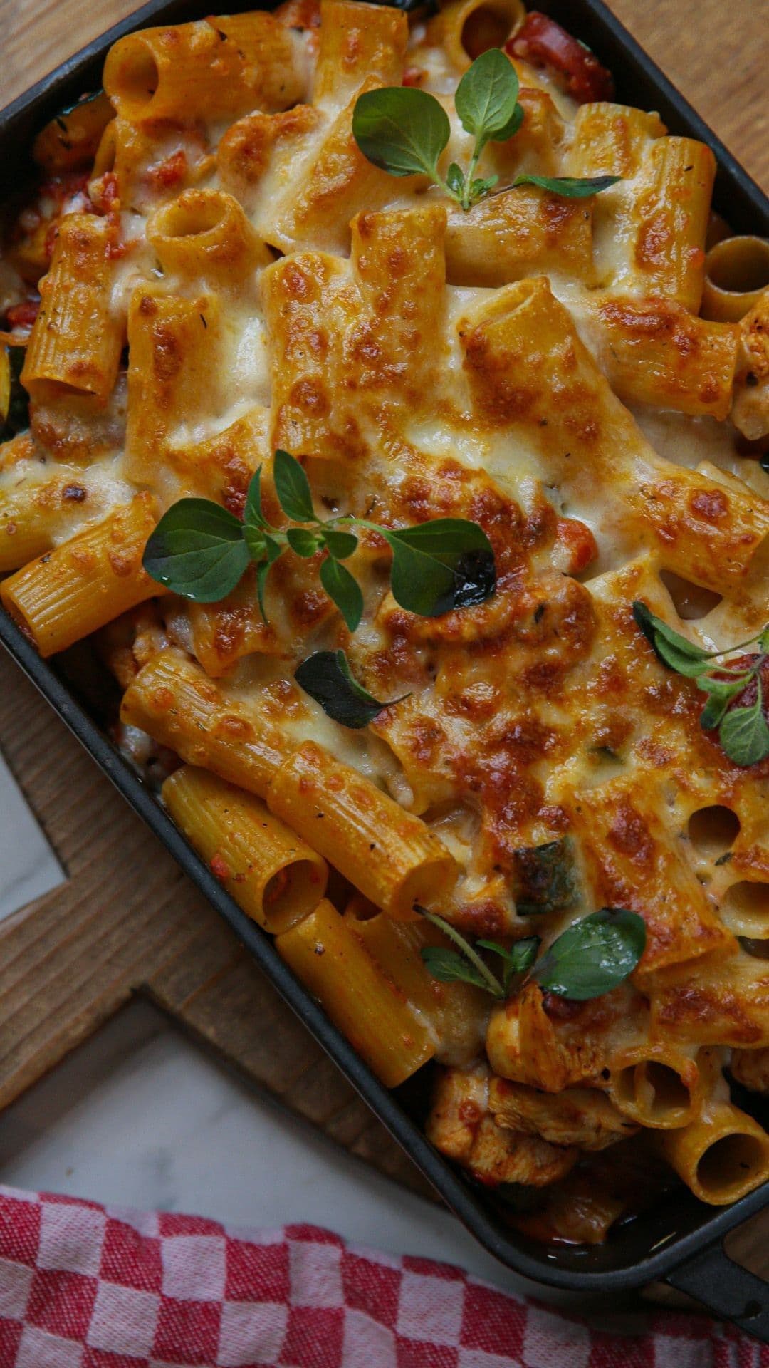 Ovenschotel met kip, zongedroogde tomaten en chorizo