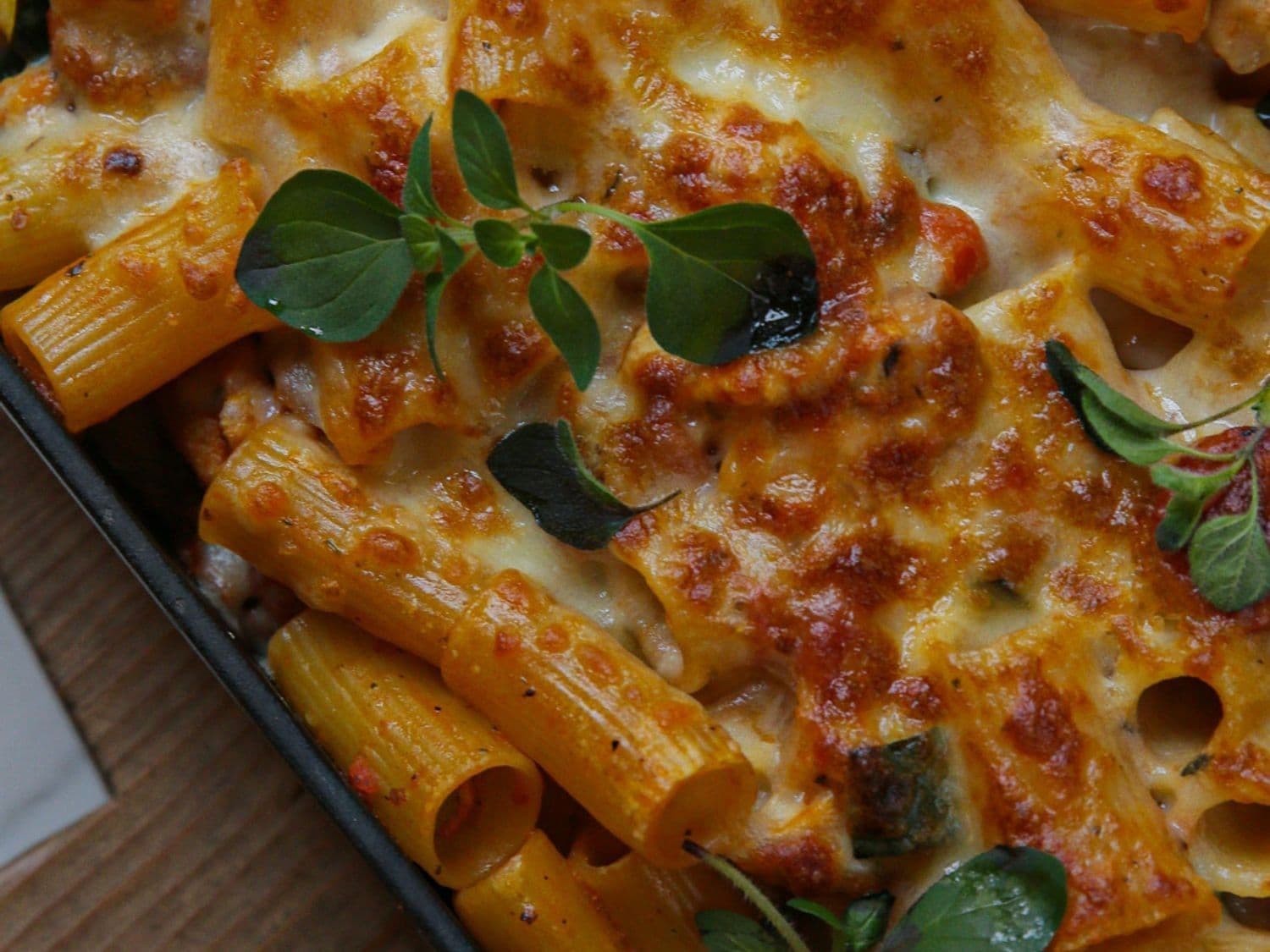 Ovenschotel met kip, zongedroogde tomaten en chorizo