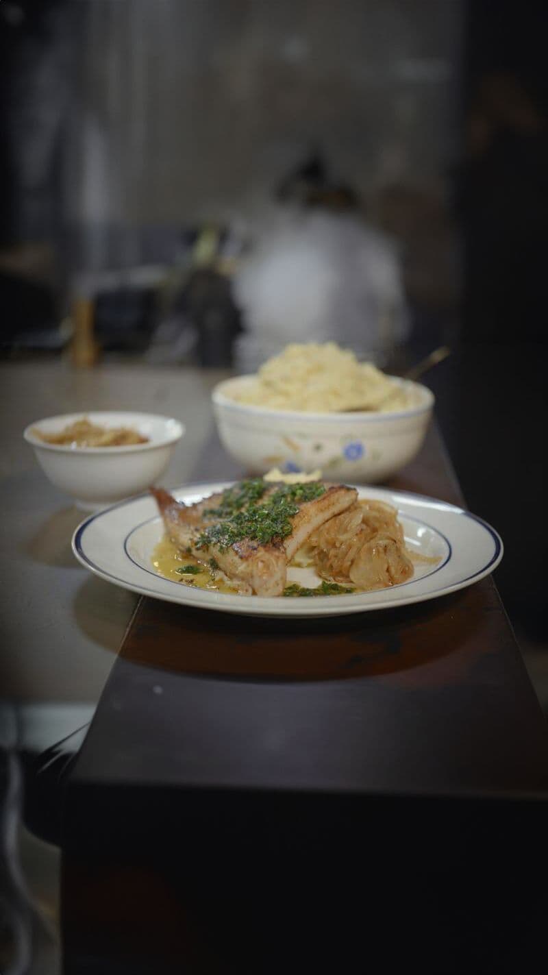 Gebakken rog met kikkererwtenpuree, gebakken ui en warme gremolata