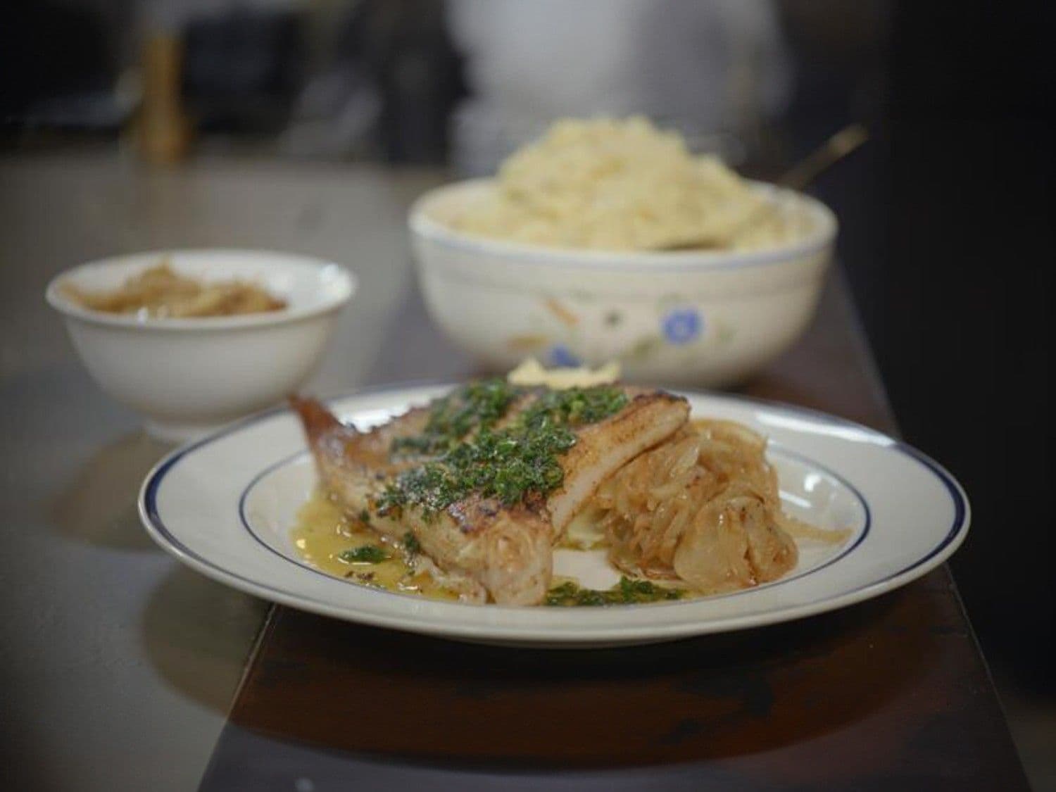Gebakken rog met kikkererwtenpuree, gebakken ui en warme gremolata