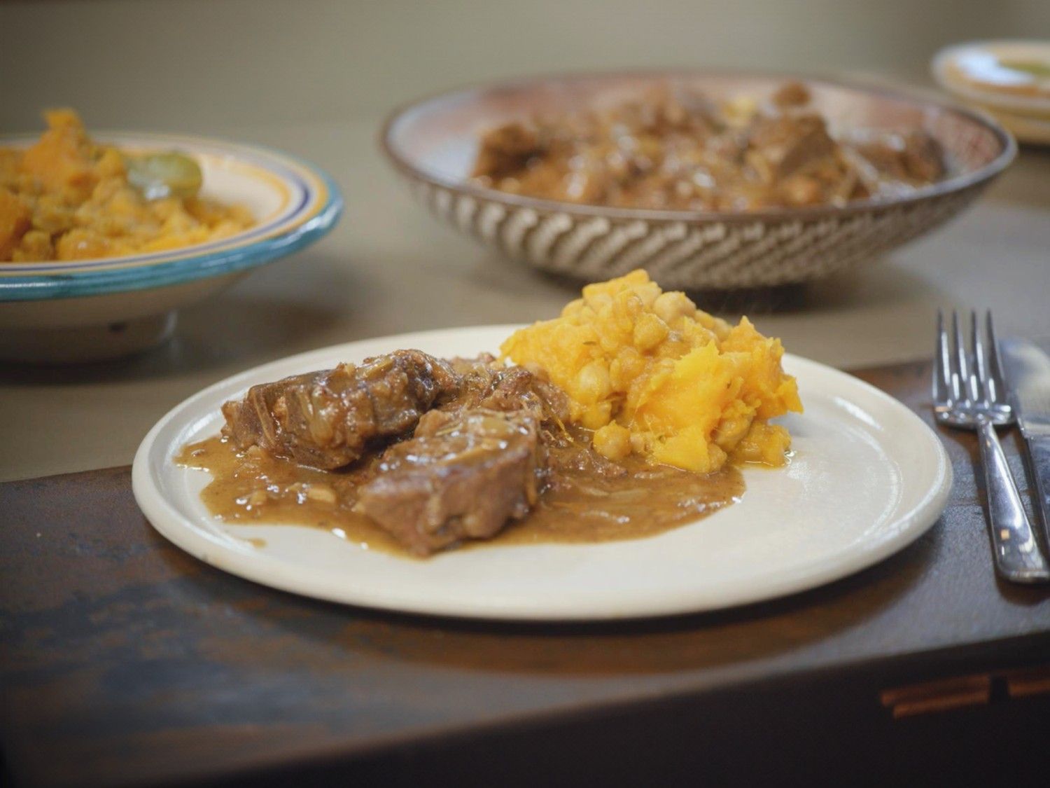 Stoofpot van lamsnek met kikkererwten-pompoenpuree
