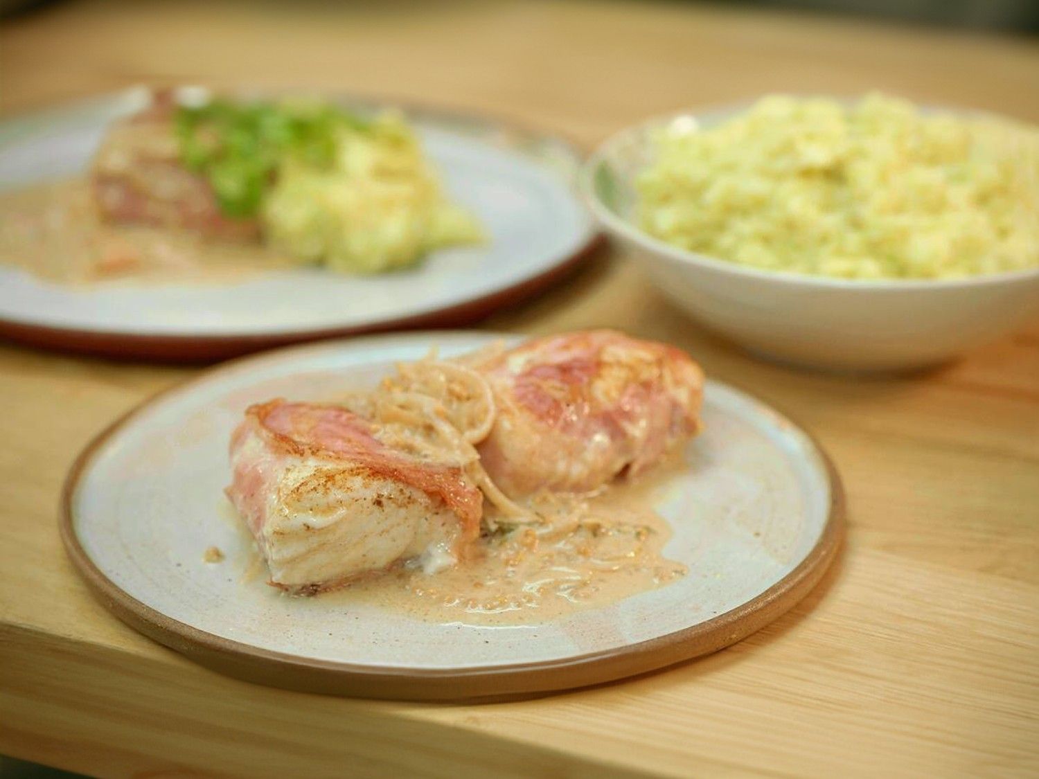 Gebakken schelvis met pancetta, stoemp van groene kool en mosterdsaus