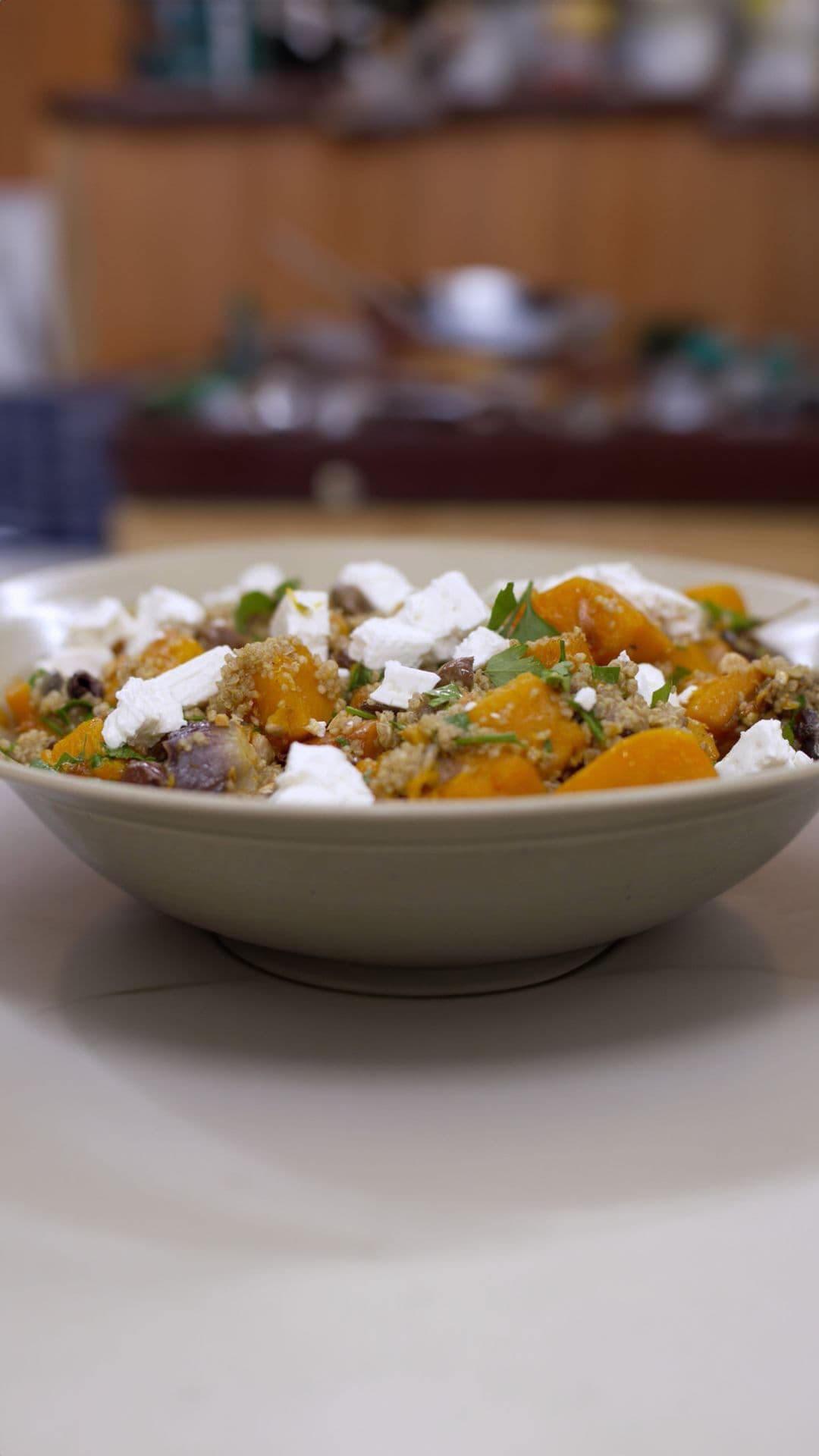 Warme salade met geroosterde pompoen, quinoa en feta