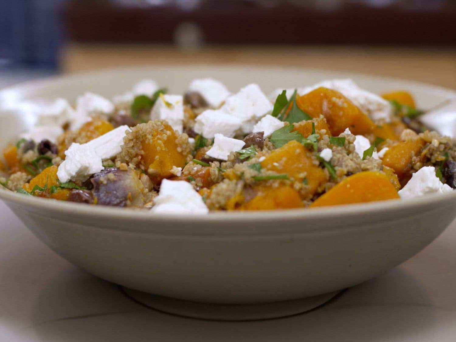 Warme salade met geroosterde pompoen, quinoa en feta