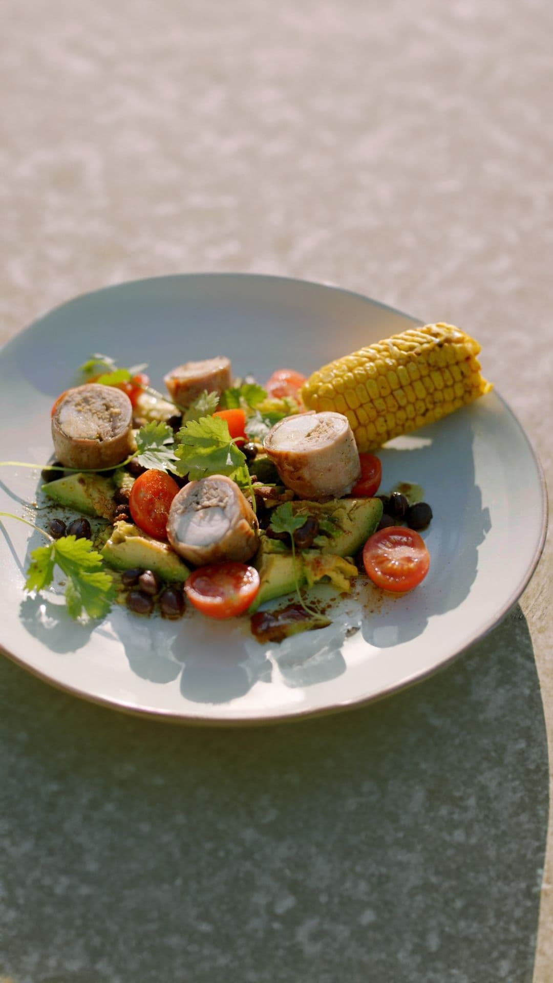 Rolladen van konijn met avocadosalade en bbq-mais