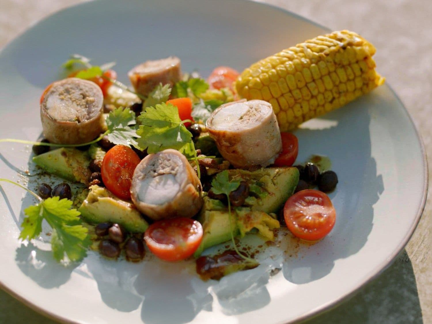 Rolladen van konijn met avocadosalade en bbq-mais