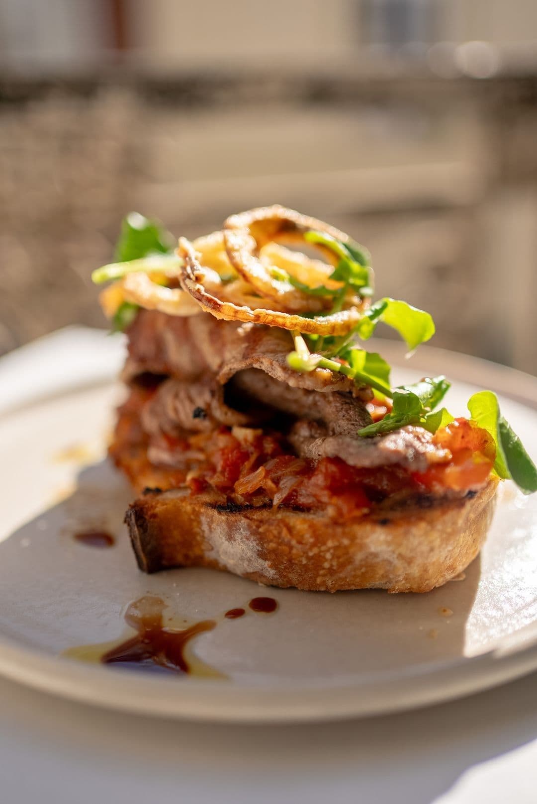 Rib eye sandwich met zoetzure tomatencompote en uiringen
