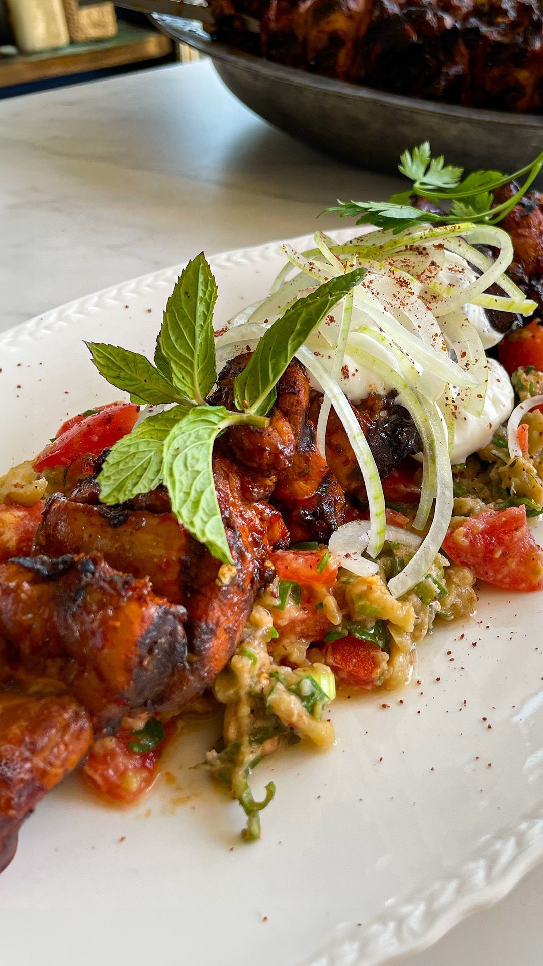 Shish kebab van kip met auberginesalade en look-yoghurtsaus