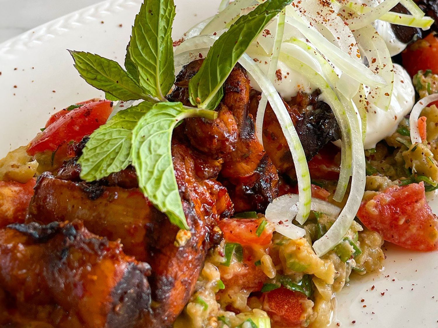 Shish kebab van kip met auberginesalade en look-yoghurtsaus