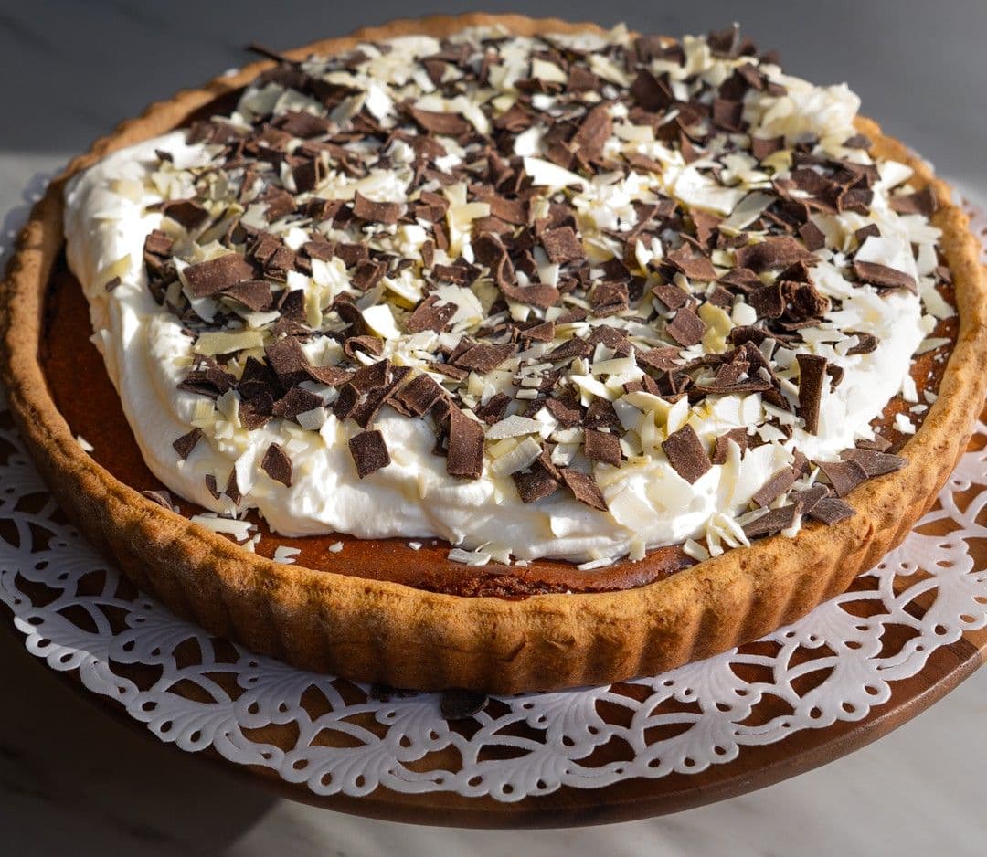 Chocoladeflan met slagroom en chocoladeschilfers