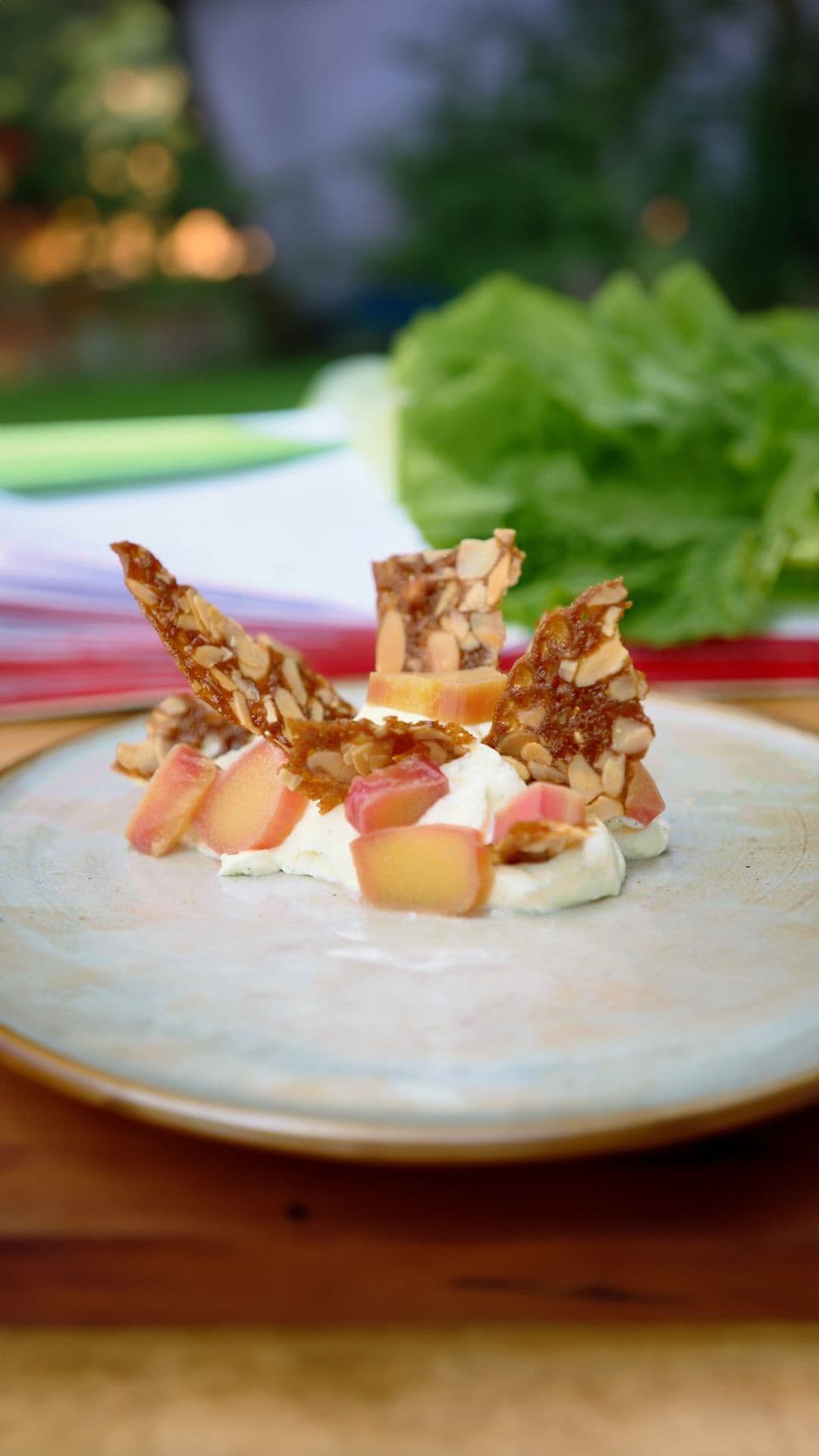 Hangop met vanille, rabarber en amandelcrackers