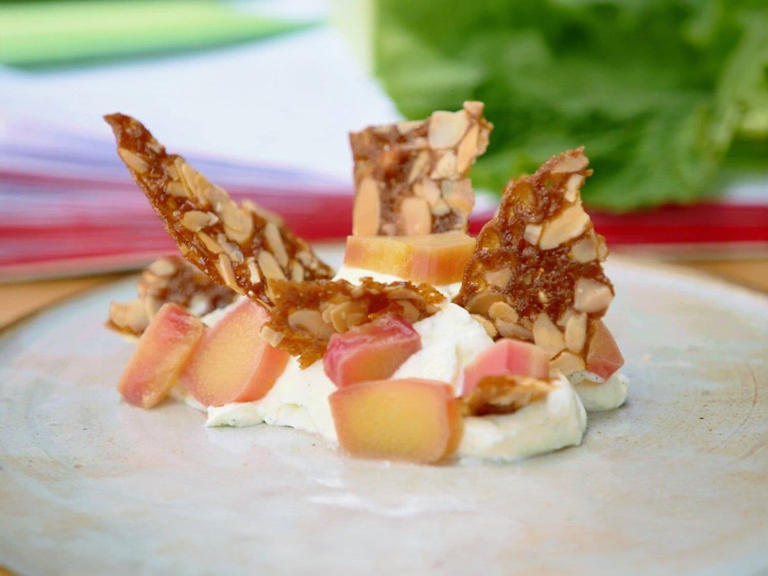Hangop met vanille, rabarber en amandelcrackers