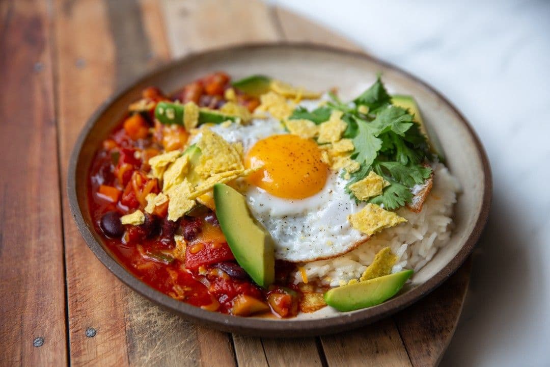 Mexicaanse bonenschotel met rijst, avocado en ei