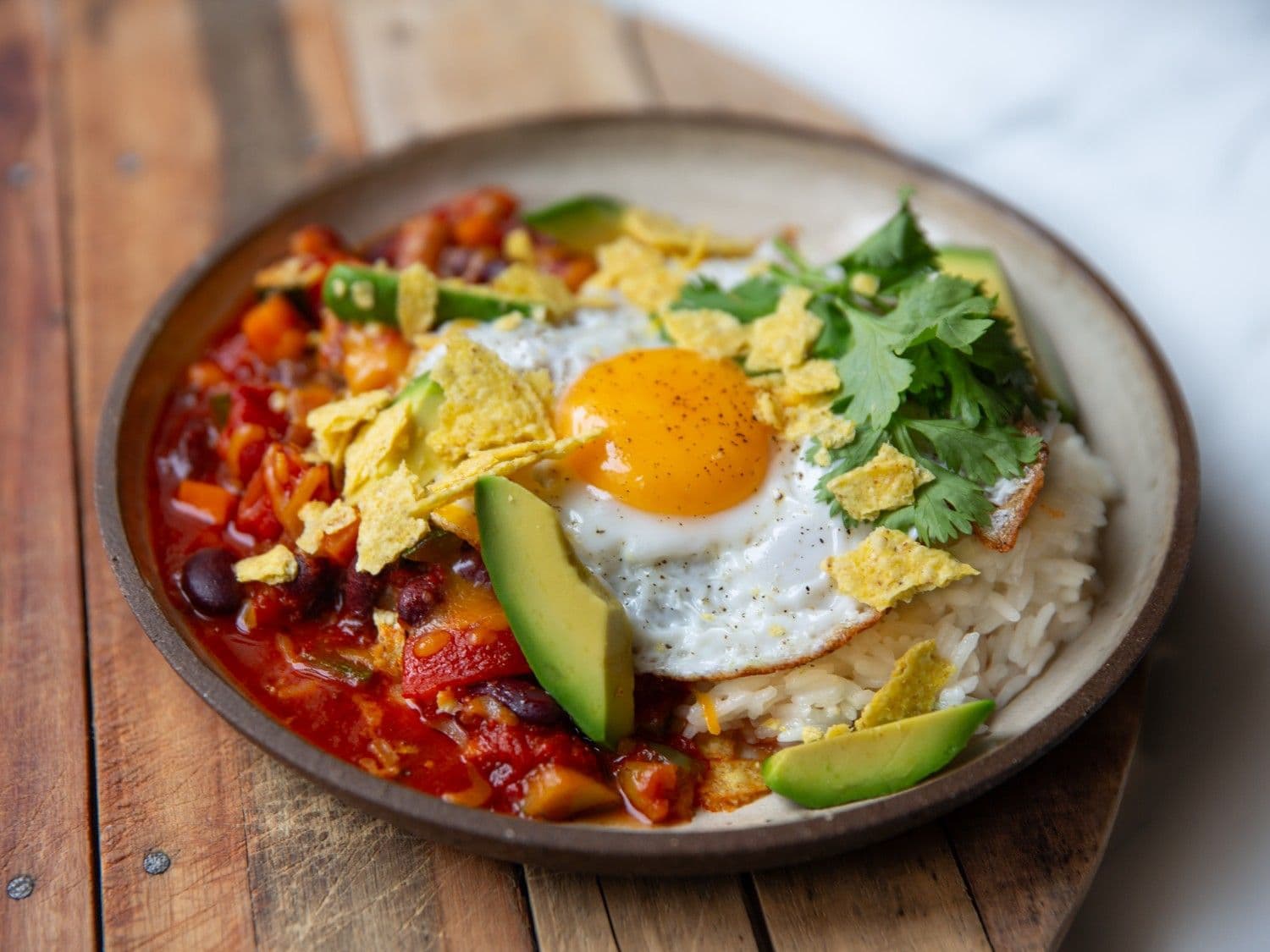 Mexicaanse bonenschotel met rijst, avocado en ei