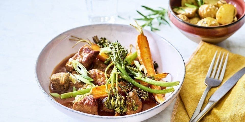 Stoofpotje van kalfsvlees in tomatensaus