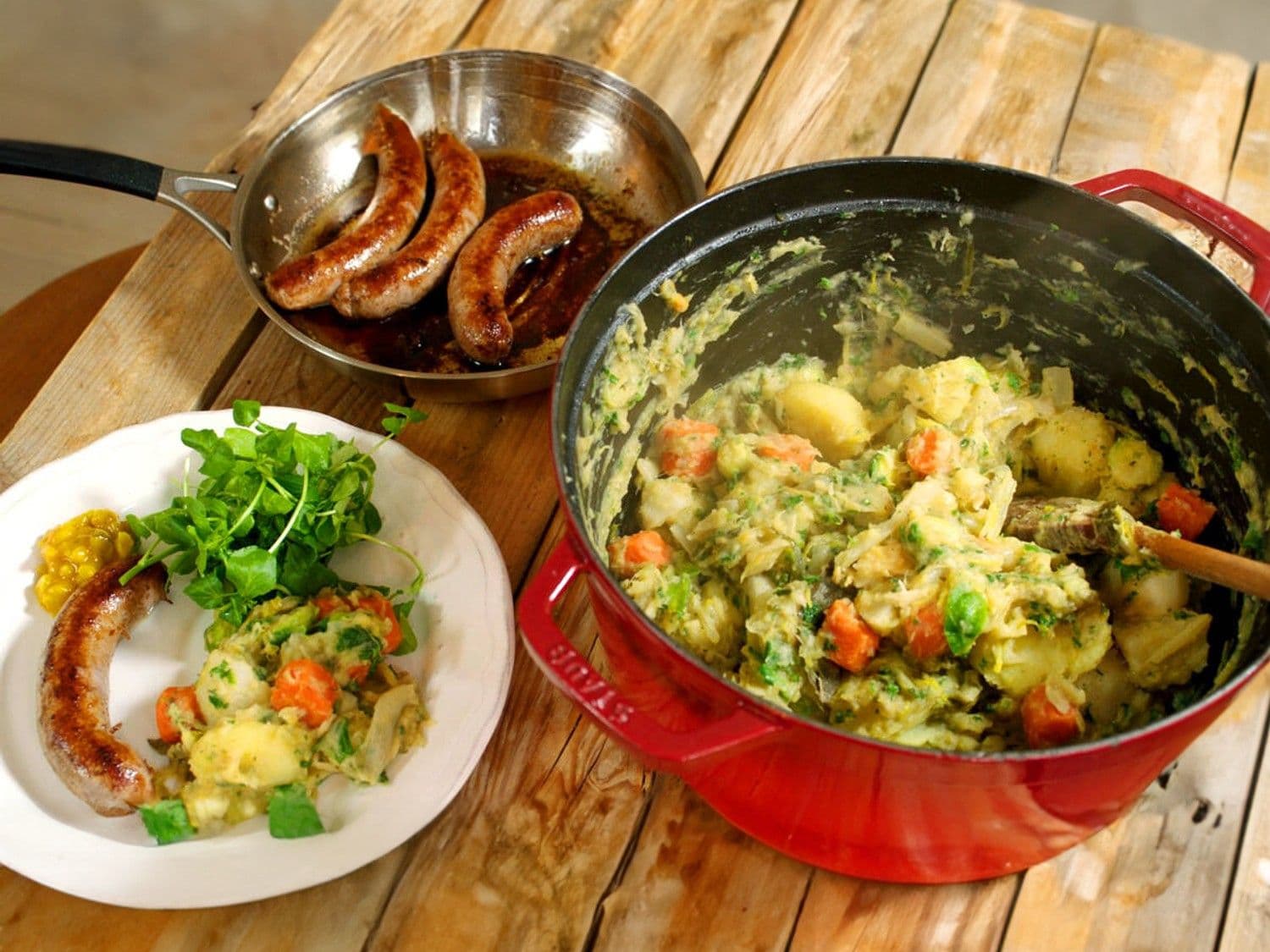 Braadworst met groentehutsepot en pickles