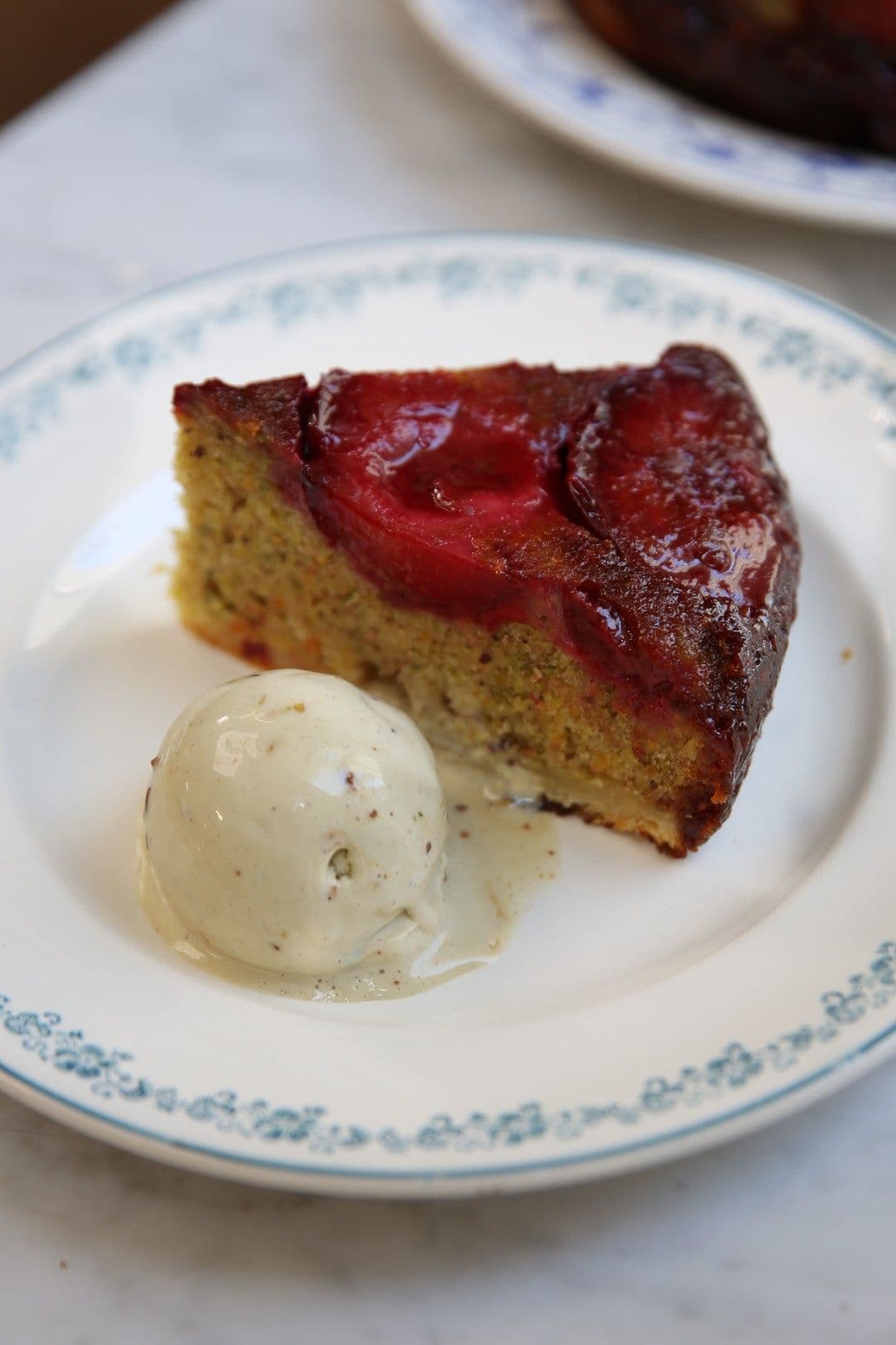 Cake tatin van pruimen met pistache