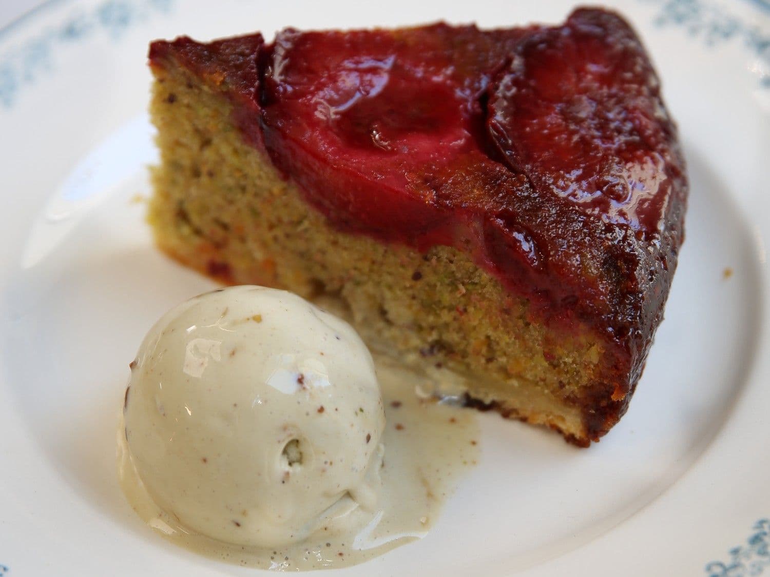 Cake tatin van pruimen met pistache