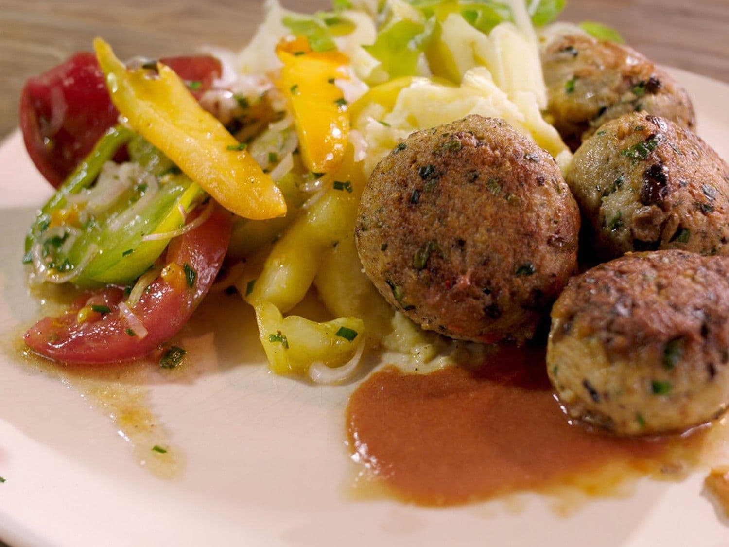 Kippenballetjes met parmezaanpuree en tomatensla