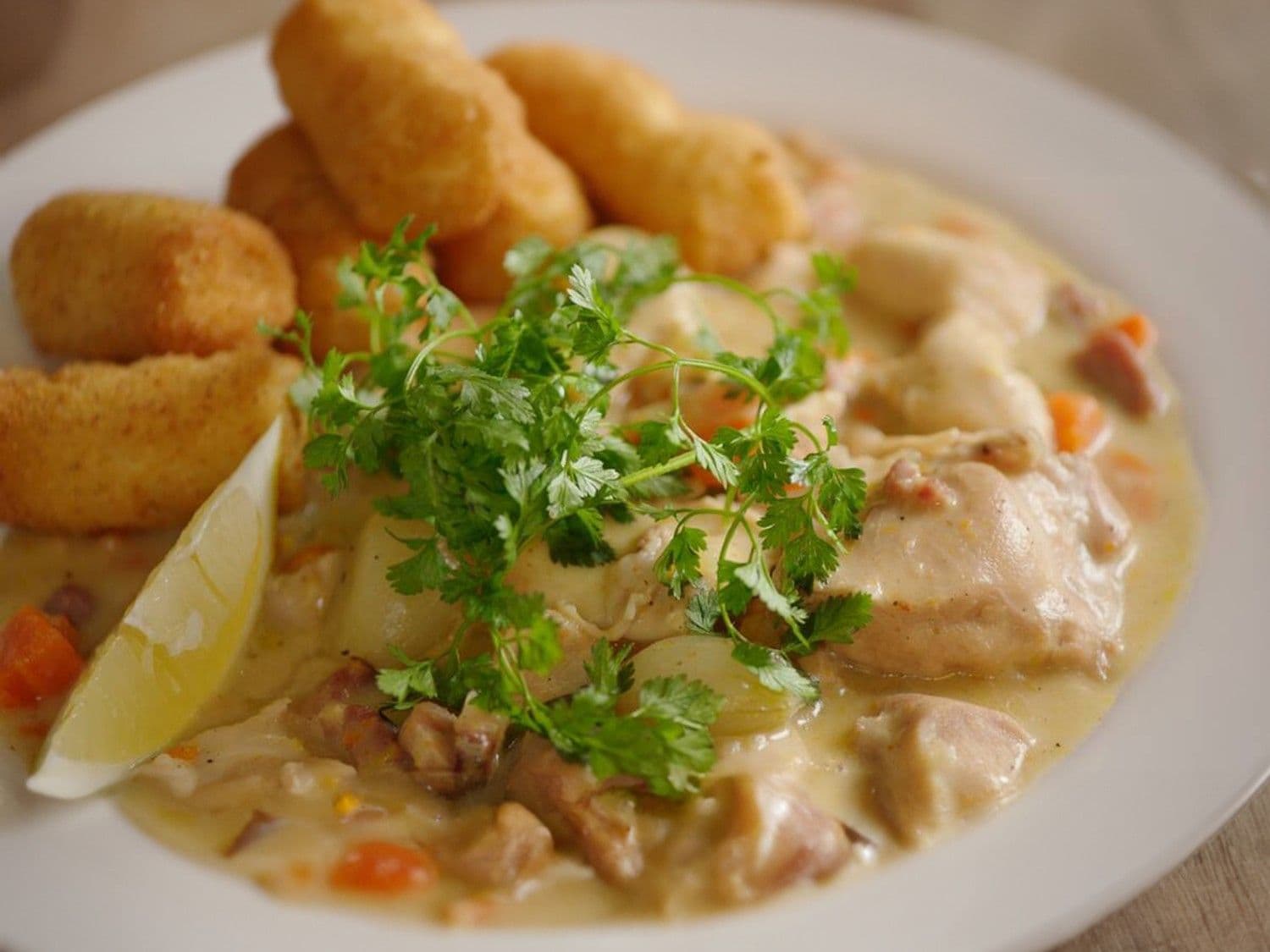 Fricassee van konijn met kroketten