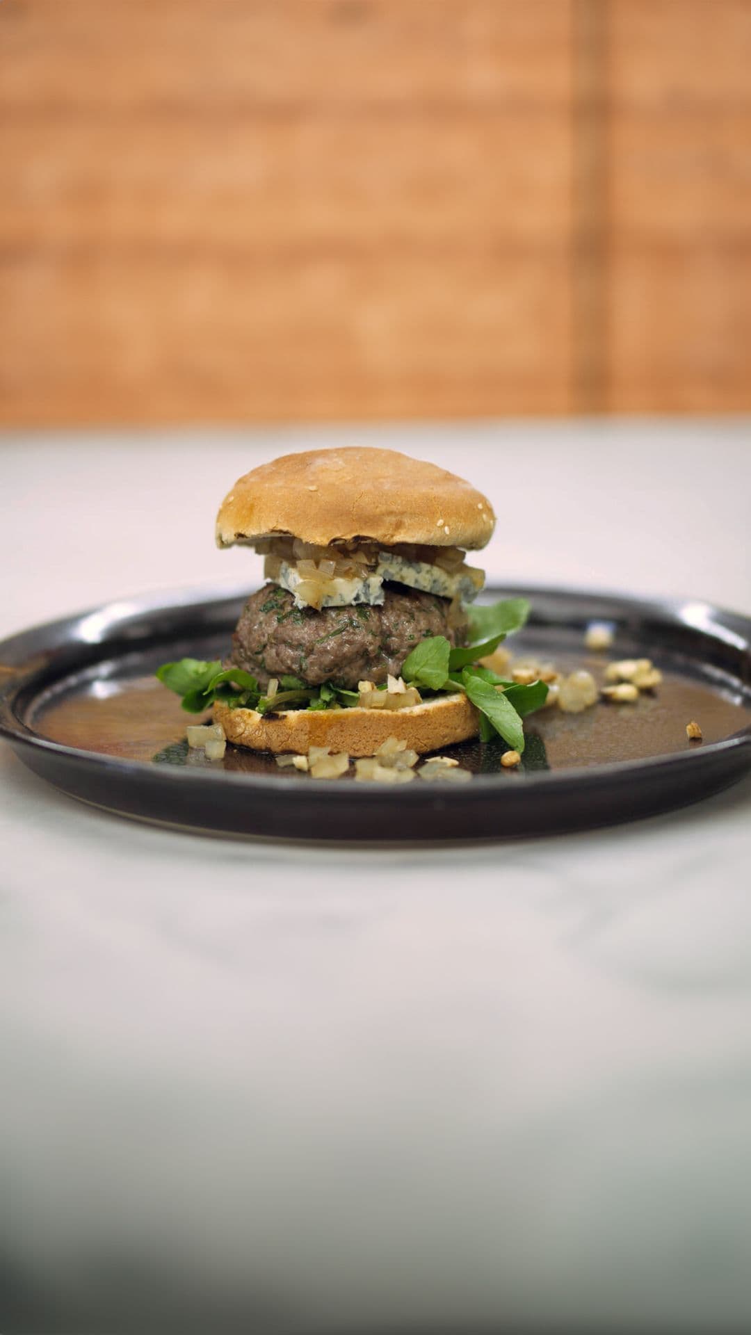 Hamburgers met relish van ui en madeira met blauwe kaas