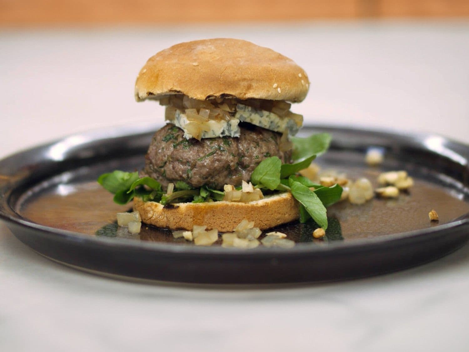 Hamburgers met relish van ui en madeira met blauwe kaas