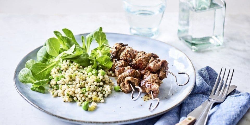Brochette van rundvlees met salade van parelcouscous,