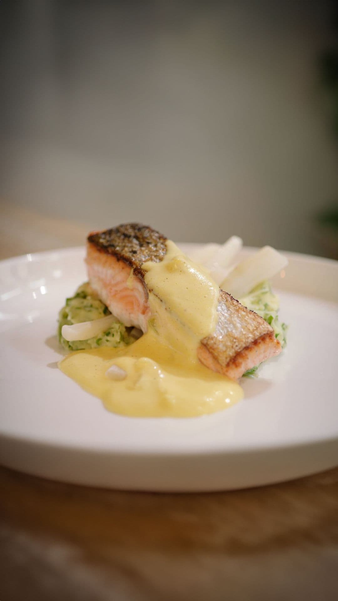 Zalm met puree, schorseneren en hollandaise met pickles
