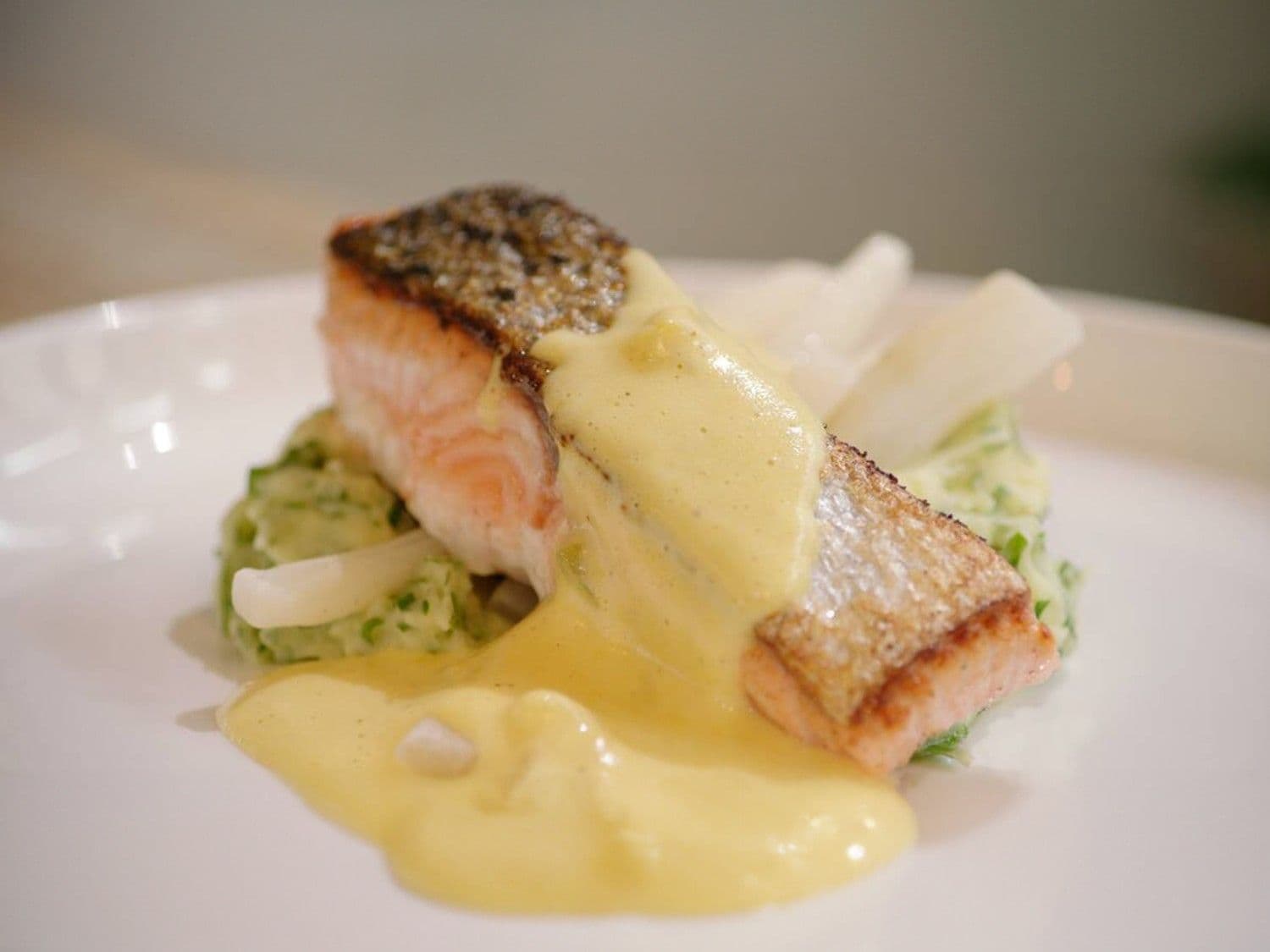 Zalm met puree, schorseneren en hollandaise met pickles