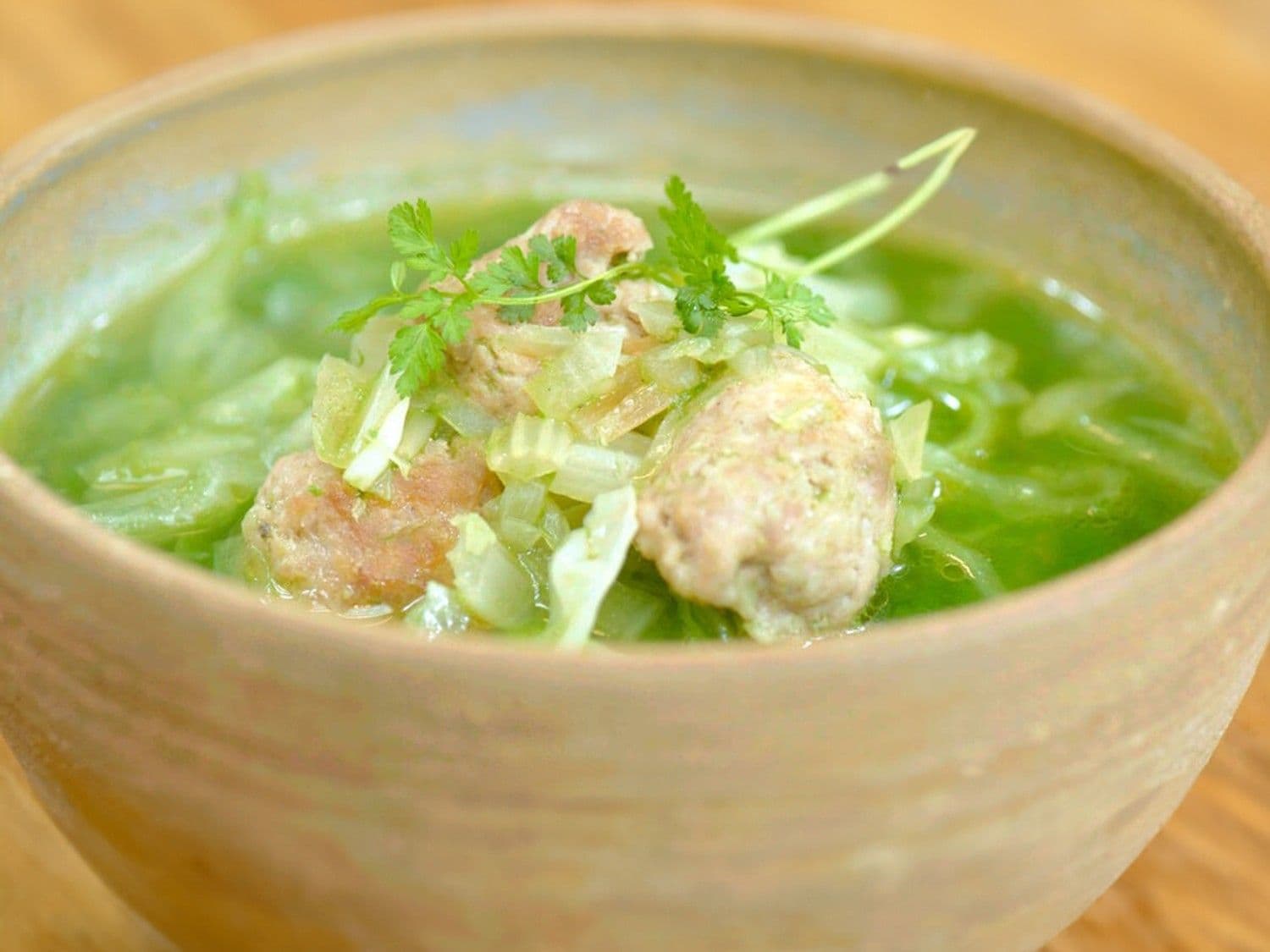 Kervelsoep met salsiccia balletjes en spitskool