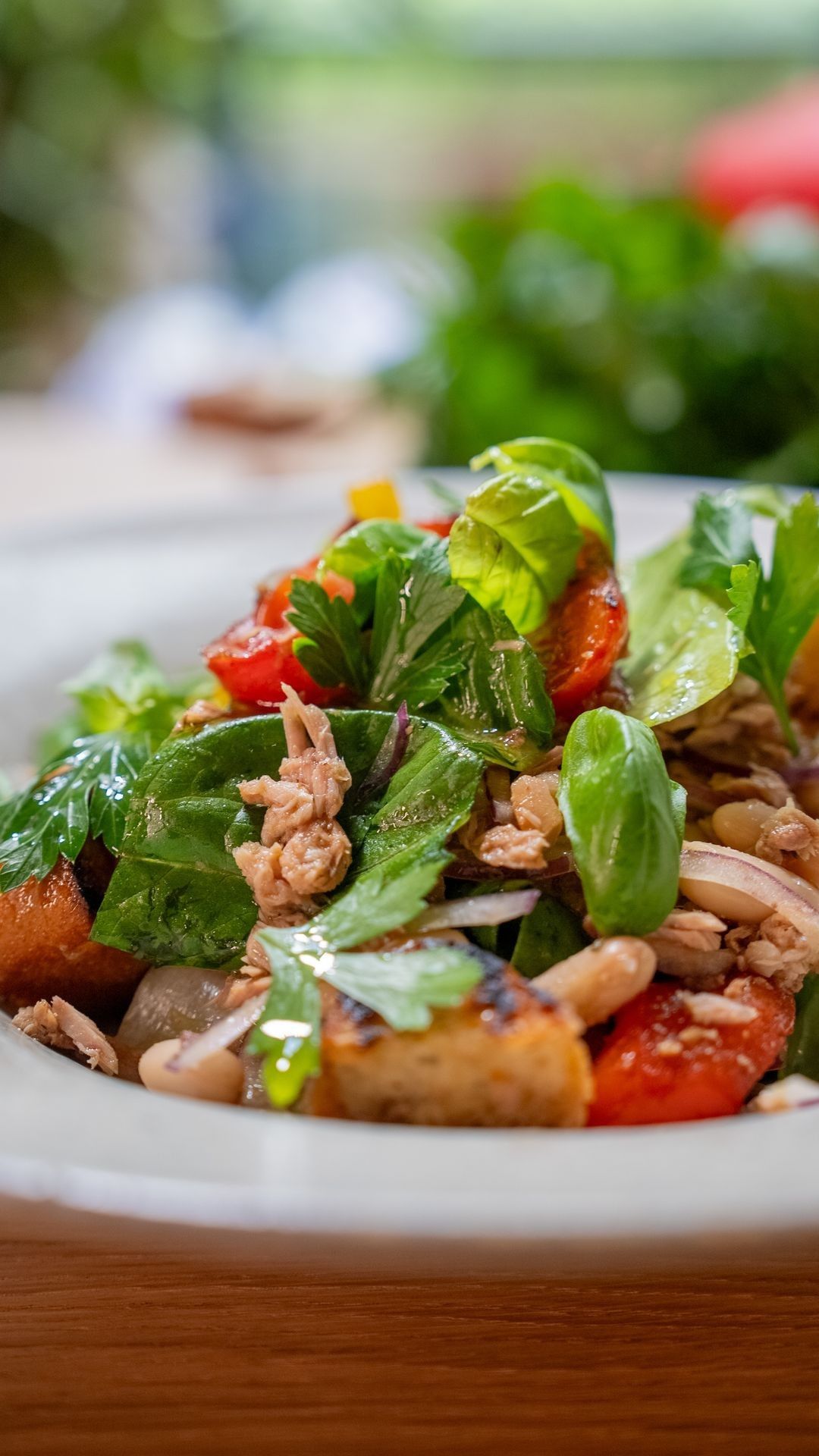 Tonijnsalade met balsamicopaprika, witte boontjes en ciabatta