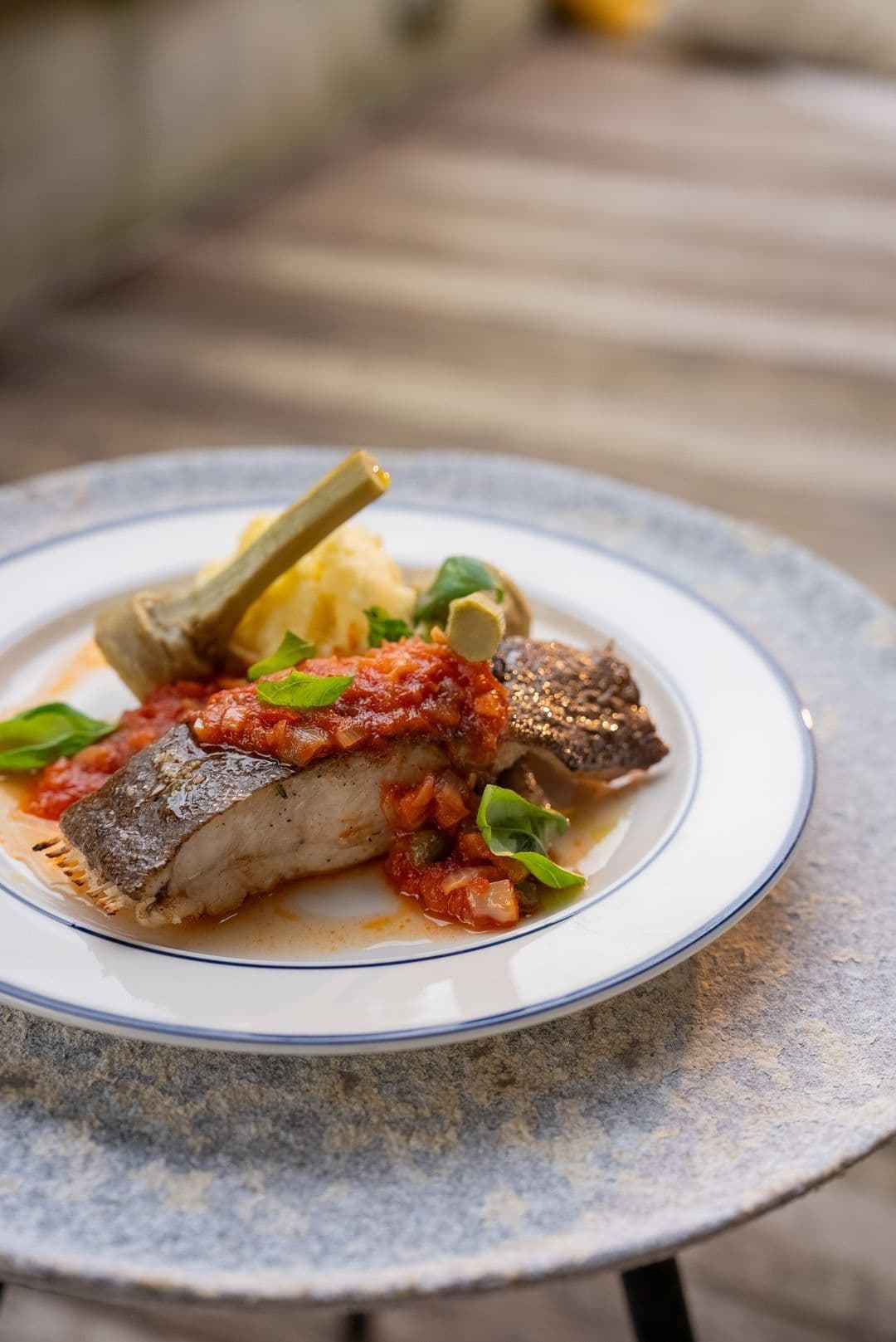 Griet pizzaiola met olijfoliepuree en artisjokken