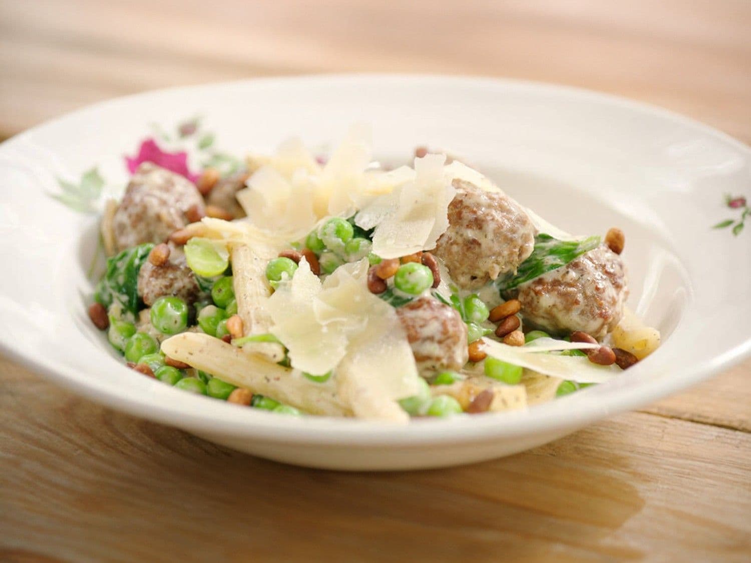 Pasta primavera met varkensgehaktballetjes