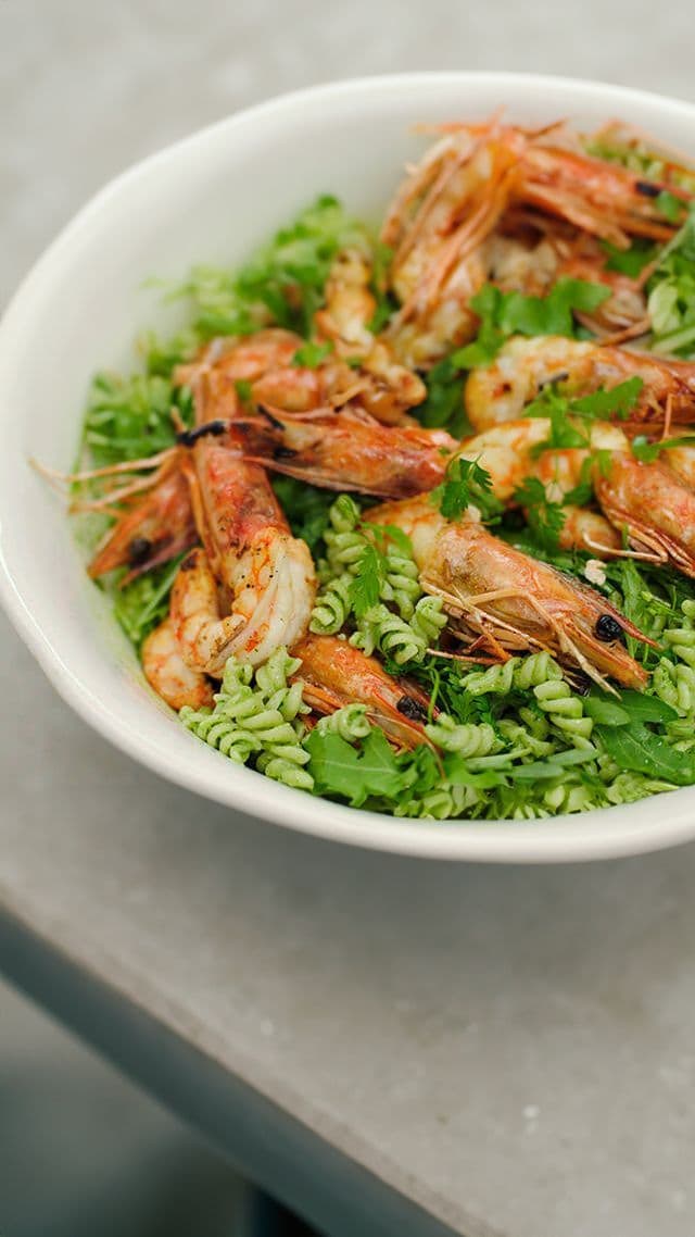 Spirelli met pesto van boerenkool en gebakken gamba's