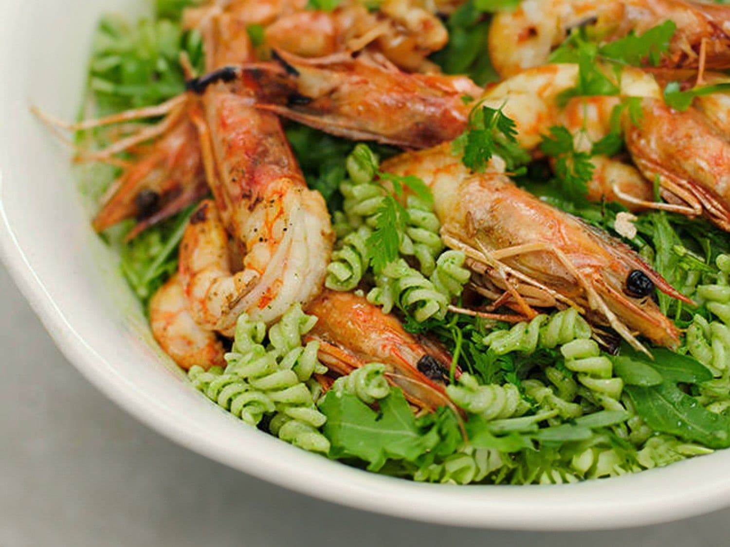 Spirelli met pesto van boerenkool en gebakken gamba's