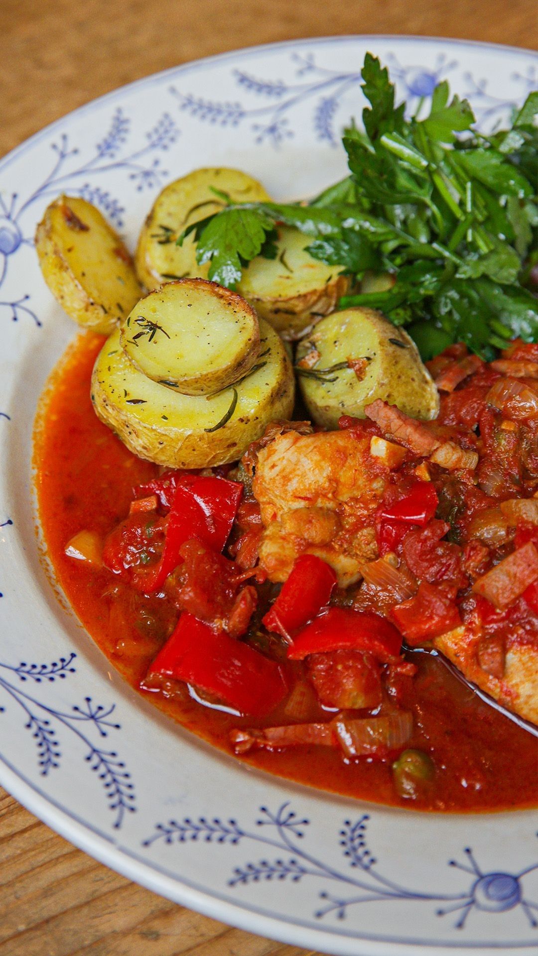 Romeinse kip met geroosterde aardappelen