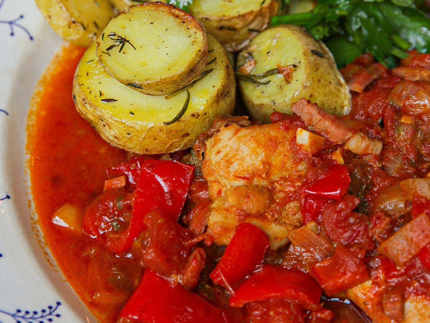 Romeinse kip met geroosterde aardappelen