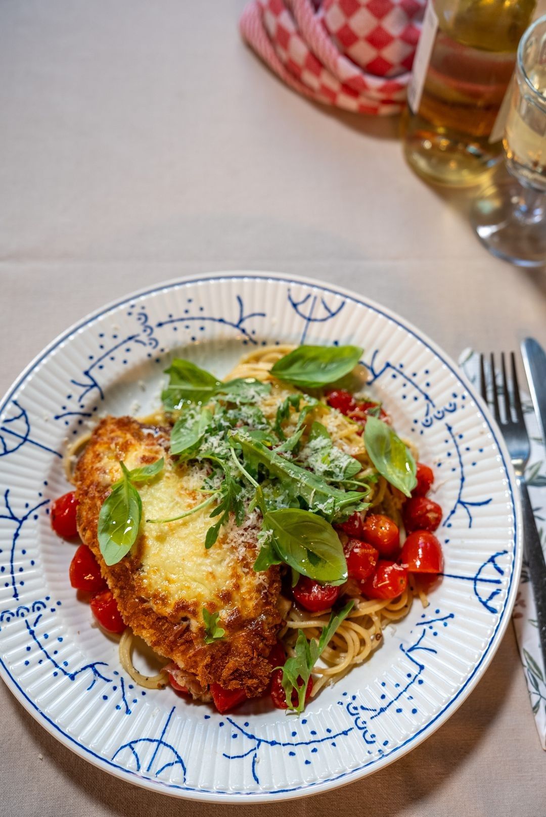 Kip parmigiana met spaghetti en kerstomaat