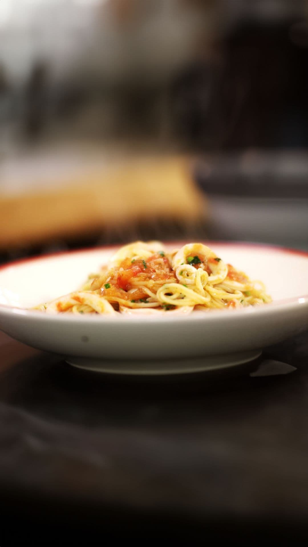 Capellini met inktvis, tomaat en look