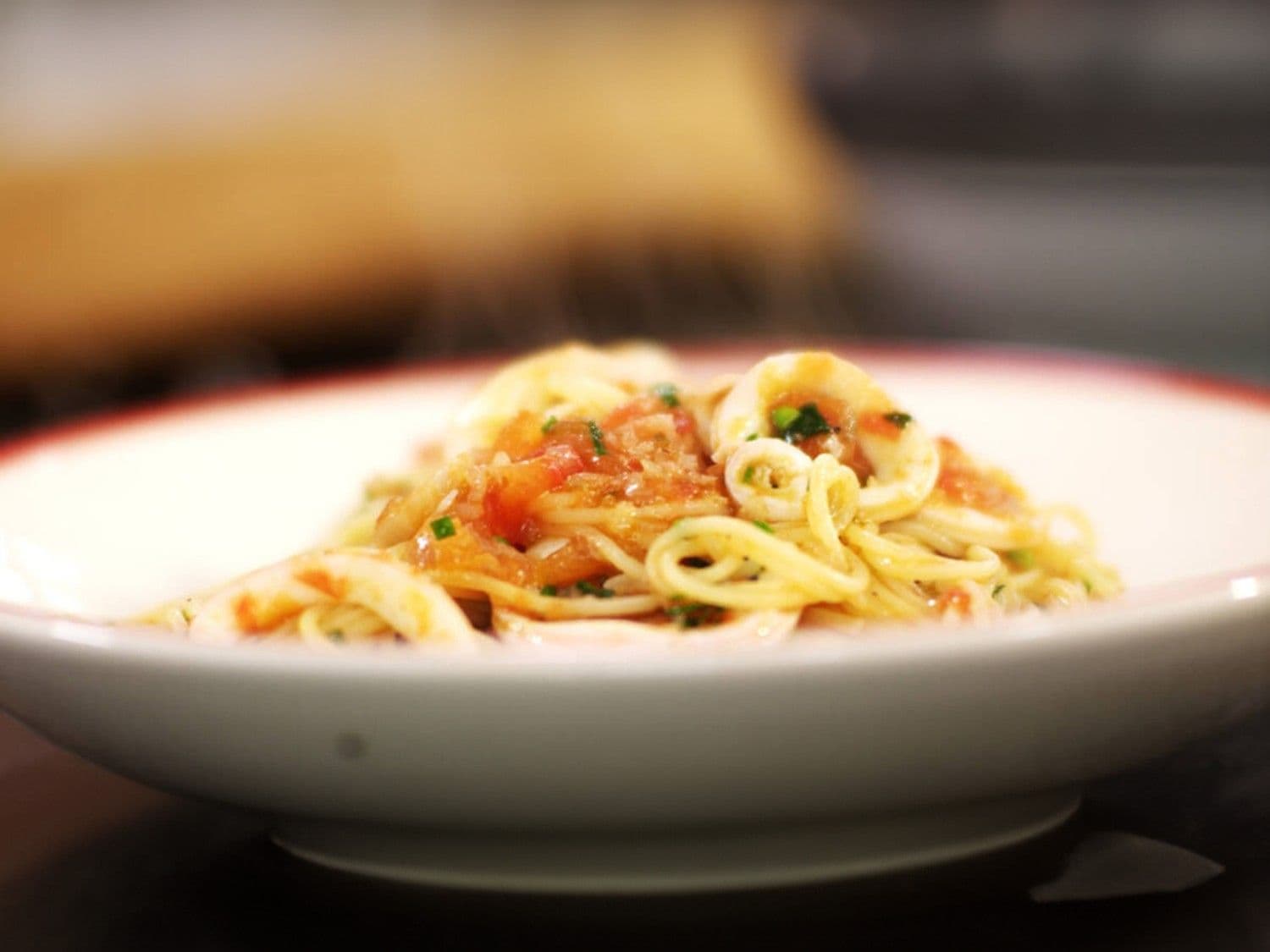 Capellini met inktvis, tomaat en look