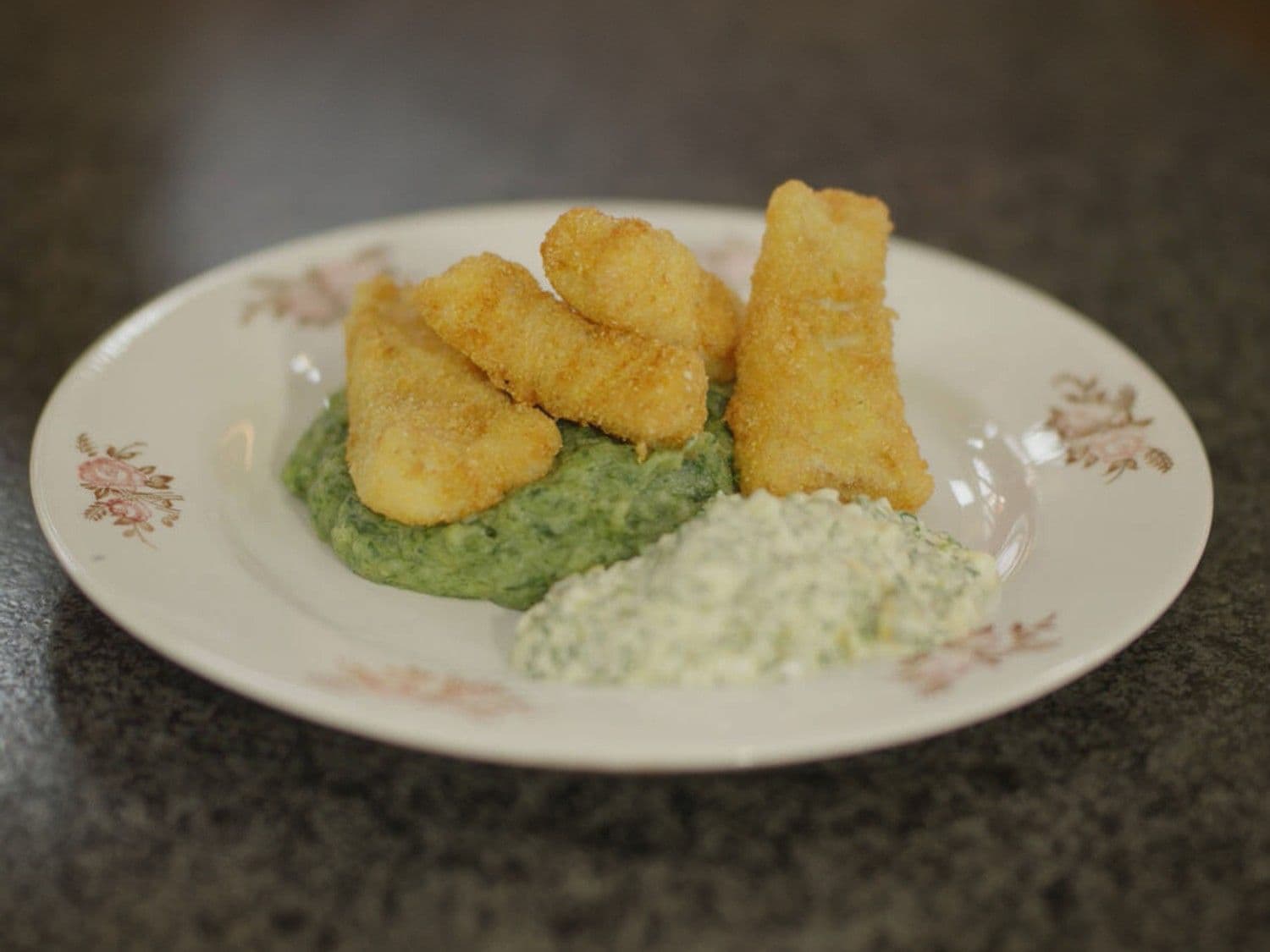 Fish sticks met tartaarsaus en spinaziepuree