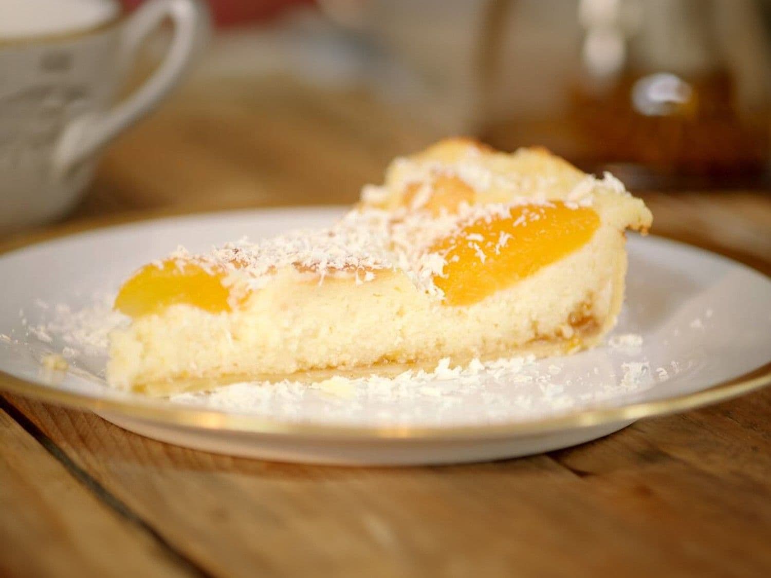 Griesmeeltaart met abrikozen en witte chocolade