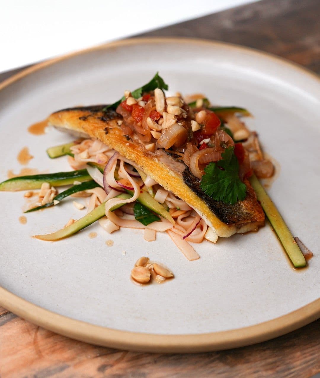 Zeebaars met Thaise vinaigrette en rijstnoedelsalade met komkommer en boksoi