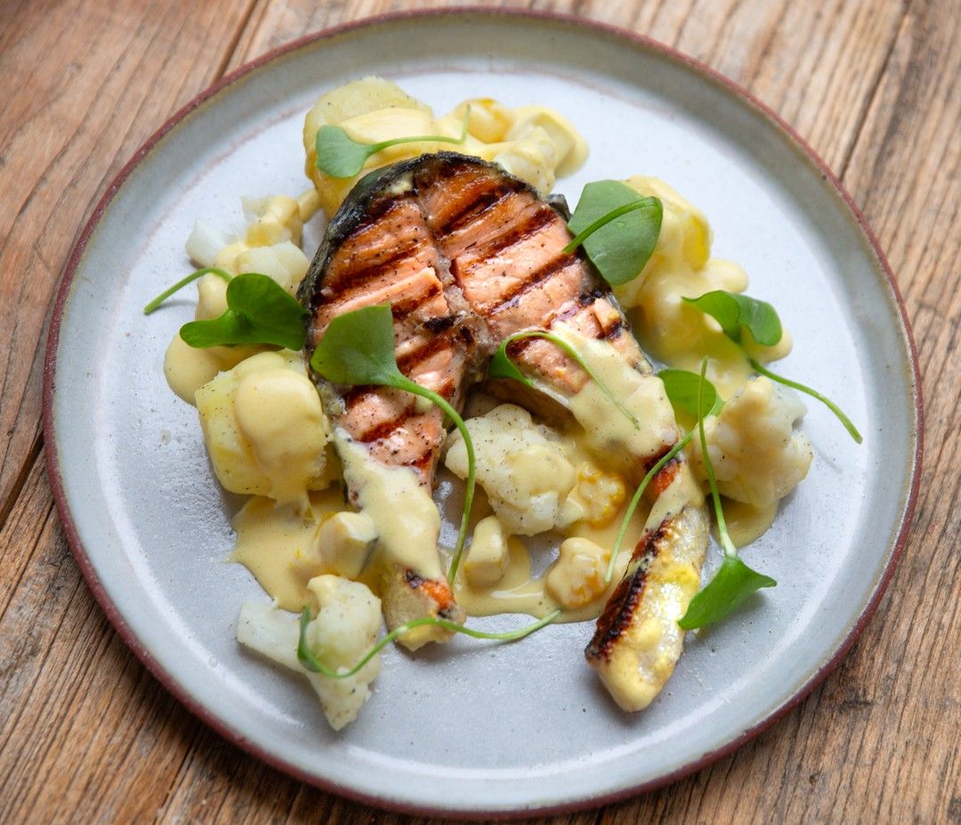 Gegrilde zalm met bloemkool, aardappelen en picklesmousseline